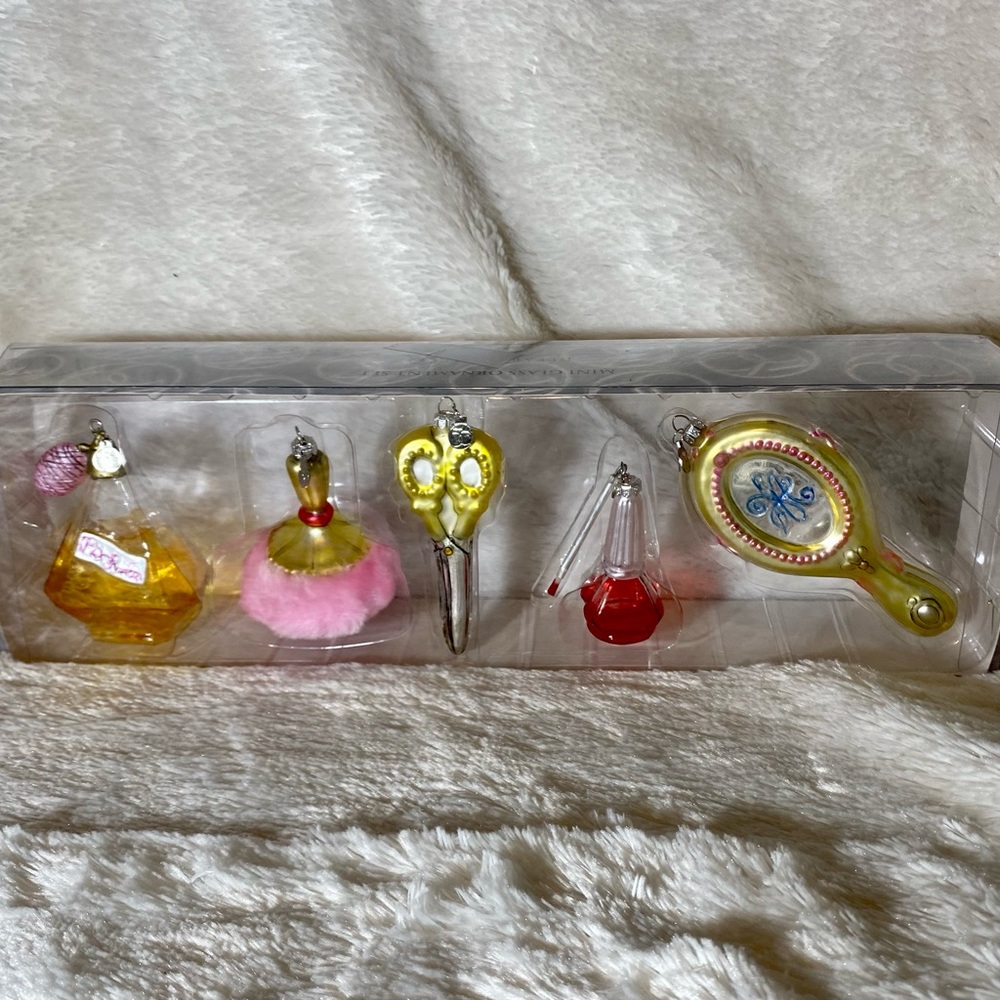 RARE Dept. 56 mini glass ornament set. 🎄Perfect condition. Beauty tools